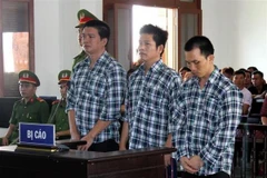 Các bị cáo (từ phải qua trái) gồm Trường, Viễn và Hưng tại tòa. (Ảnh: Thế Lập/TTXVN)