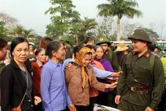 Tân binh chia tay người thân để lên đường nhập ngũ. (Ảnh: Thanh Hải/TTXVN)
