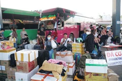 Quang cảnh một góc bến xe phía Nam thủ đô Vientiane chiều cuối năm. (Ảnh: Đỗ Bá Thành/TTXVN)