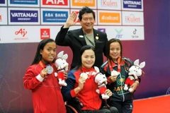 Trịnh Thị Bích Như (giữa) giành 5 huy chương Vàng tại ASEAN Para Games 12. (Ảnh Hoàng Minh/TTXVN)