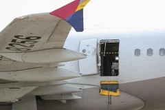 Hãi hùng với cảnh hành khách mở cửa khi máy bay còn trên không trung