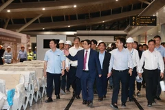 Thủ tướng kiểm tra tiến độ xây dựng ở Cảng hàng không quốc tế Phú Bài