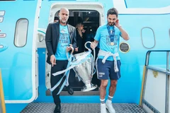 Manchester City hân hoan rước cúp Champions League trở về