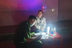 Vi phạm nồng độ cồn, tài xế tông xe khiến trung tá công an bị thương