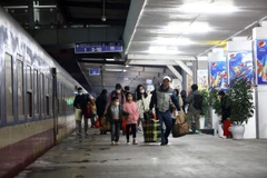 Những chuyến tàu mang cảm xúc đong đầy hương vị ngày Tết