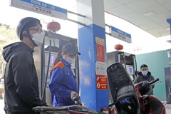 Mua, bán xăng, dầu tại một điểm kinh doanh xăng dầu (Hà Nội). (Ảnh: Trần Việt/TTXVN)