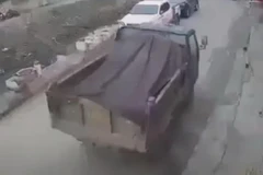 [Video] Xót xa cảnh bé trai bị xe tải cán khi băng qua đường
