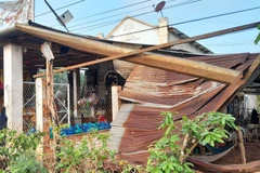 Mưa lớn kèm lốc xoáy tại Bình Phước, gây tốc mái, hư hại nhiều nhà cửa