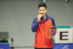 Xạ thủ Phạm Quang Huy giành HCV đầu tiên cho Đoàn Thể thao Việt Nam ở ASIAD 19. (Ảnh: TTXVN phát)