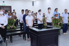 Các bị cáo nghe Tòa tuyên án. (Ảnh: Kim Anh/TTXVN) 
