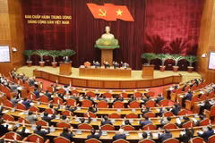 Các đại biểu biểu quyết thông qua chương trình hội nghị. (Ảnh: Trí Dũng/TTXVN)
