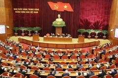 Các đại biểu biểu quyết thông qua chương trình hội nghị. (Ảnh: Trí Dũng/TTXVN)