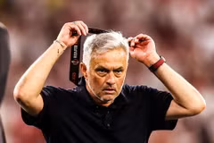 HLV Jose Mourinho ném huy chương lên khán đài sau thất bại
