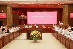 Các đại biểu biểu quyết thông qua chương trình hội nghị. (Ảnh: TTXVN)