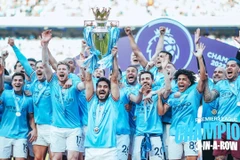 Khoảnh khắc đáng nhớ trong ngày Man City nâng cúp Premier League