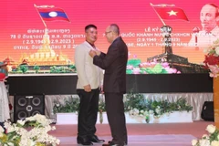 Lào trao tặng Huy chương Hữu nghị cho Tổng Lãnh sự Việt Nam tại Pakse