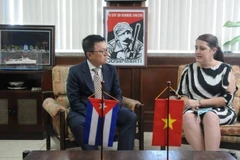Ông Lê Quốc Minh hội đàm với đồng chí Yailin Orta Rivera, Ủy viên Trung ương Đảng Cộng sản Cuba, Tổng Biên tập báo Granma. (Ảnh: Mai Phương/TTXVN)