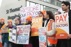 Bác sỹ trẻ ở Anh tiếp tục tổ chức đình công đòi tăng lương