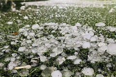 Quảng Ngãi: Xuất hiện mưa đá sau nhiều ngày nắng nóng gay gắt