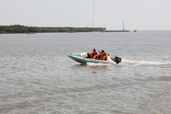 Cứu nạn kịp thời hai thuyền viên bị rơi xuống biển ở Cà Mau