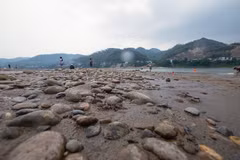 Hình ảnh lòng sông Đà ở Hòa Bình cạn nước trơ đầy sỏi đá