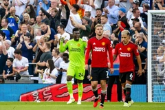 Thành Manchester chia nửa vui buồn, Liverpool thắng trận đầu