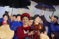 rải nghiệm các nhạc cụ truyền thống qua lễ hội dân gian dân tộc