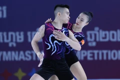 Trần Ngọc Thúy Vi và Lê Hoàng Phong giành HCV nội dung Đôi nam nữ. (Ảnh: Hoàng Linh/TTXVN)