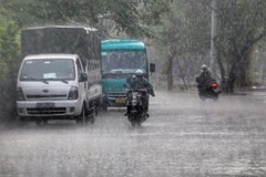 Các khu vực trên cả nước chiều tối và đêm có mưa rào, dông vài nơi