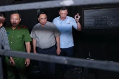 Thủ tướng kiểm tra hiện trường vụ cháy chung cư mini ở quận Thanh Xuân