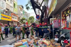 Sập trần nhà cửa hàng tiện lợi, một số người bị mắc kẹt bên trong