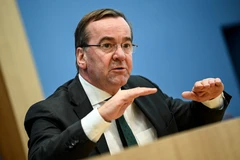 Bộ trưởng Quốc phòng Đức kêu gọi tăng tốc mua sắm vũ khí quân sự