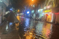 Nhiều tuyến đường phố ở thủ đô Hà Nội bị ngập do mưa lớn