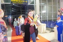 Lào Cai chào đón đoàn du khách quốc tế 'xông đất' ngày đầu Năm mới