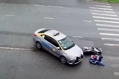 Rẽ sang đường bất cẩn, taxi đâm vào người đi xe máy giữa ngã ba
