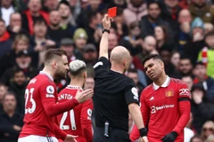 Premier League: M.U chia điểm trên sân nhà, Arsenal thăng hoa