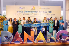 Đà Nẵng đón chuyến bay và hành khách đầu tiên trong Năm mới 2023