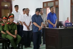 Các bị cáo nghe Hội đồng xét xử tuyên án. (Ảnh: Xuân Triệu/TTXVN)