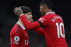 Manchester City và M.U cùng thắng, chờ ngày vượt qua Arsenal