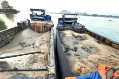 Bắt giữ nhiều phương tiện bơm hút cát trái phép trên sông Đồng Nai