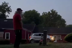 Người đàn ông tiểu tiện lên mộ vợ cũ mỗi ngày vì hận tình