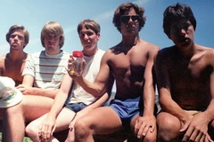 Kỳ lạ nhóm bạn chụp ảnh chung giống hệt nhau suốt 40 năm