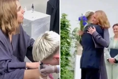 Cô dâu và chú rể đã xăm hình cho nhau ngay trong lễ cưới của họ. (Nguồn: Business Insider)