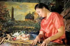 Nghệ sĩ Việt gây ấn tượng với các sản phẩm độc đáo làm từ vụn vải
