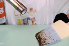 Kem không thể tan dù bị đốt bằng đèn khò. (Nguồn: Oddity Central)