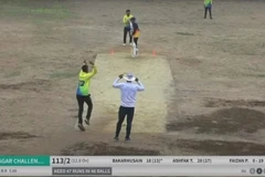 Hình ảnh được trích ra từ một đoạn video ghi hình giải đấu cricket được làm giả rất tinh vi. (Nguồn: Oddity Central)