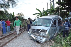 Tàu hỏa kéo lê xe khách 12 chỗ ngồi, 1 người bị thương nặng