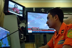 Thời tiết xấu, Indonesia tạm ngừng tìm kiếm máy bay AirAsia mất tích