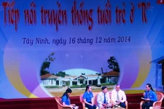 Giao lưu hai thế hệ với chủ đề “Tiếp nối truyền thống tuổi trẻ ở R”