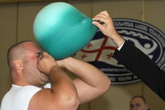 Jemal Tkeshelashvili đang lập kỷ lục thổi phồng một túi chườm trong cuộc thi. (Ảnh: Gettyimages).